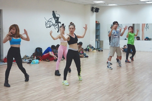 Với cường độ 5 tiếng liên tục mỗi ngày trong tuần vừa qua, trừ những ngày cô bận show diễn, Mỹ Tâm đã sụt gần 4 cân so với thời gian diễn ra họp báo. Với cường độ 5 tiếng liên tục mỗi ngày trong tuần vừa qua, trừ những ngày cô bận show diễn, Mỹ Tâm đã sụt gần 4 cân so với thời gian diễn ra họp báo.