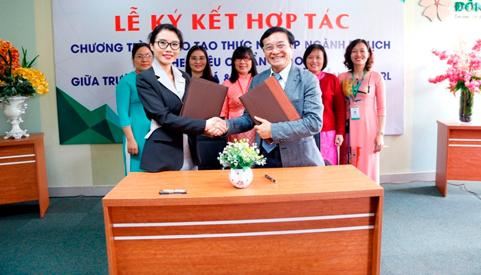 Nhà trường bắt tay doanh nghiệp cùng đào tạo sinh viên ngành du lịch chuẩn 5 sao. Ảnh: PC Nhà trường bắt tay doanh nghiệp cùng đào tạo sinh viên ngành du lịch chuẩn 5 sao. Ảnh: PC