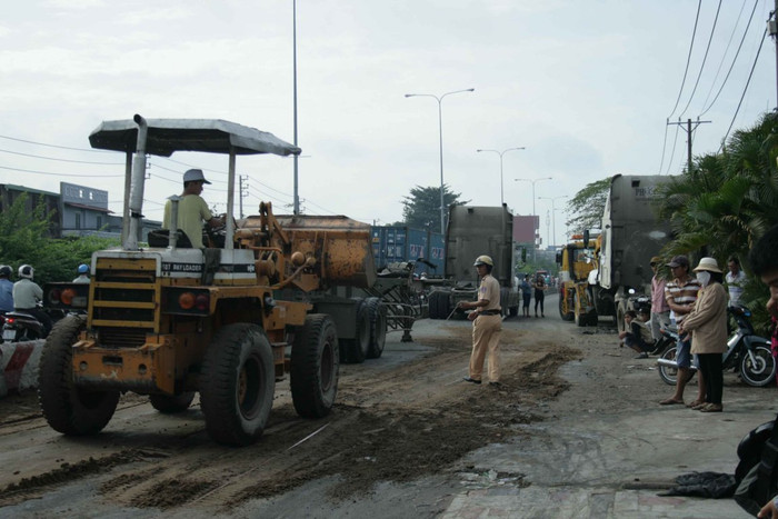 Xe cứu hộ di dời xe container gặp nạn