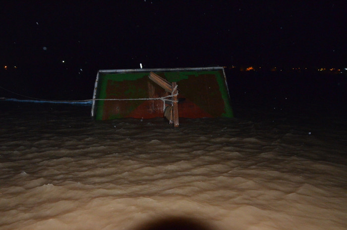 Phần mũi tàu nhô lên khỏi mặt nước Phần mũi tàu nhô lên khỏi mặt nước