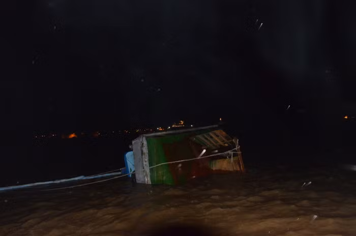 Tàu bị nạn phải dùng dây để giữ cho khỏi trôi Tàu bị nạn phải dùng dây để giữ cho khỏi trôi