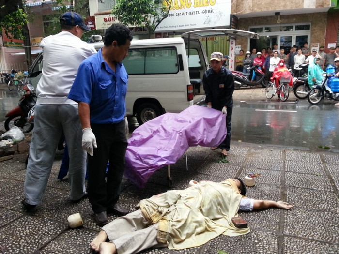 Cơ quan chức năng đưa xác nạn nhân khỏi hiện trường Cơ quan chức năng đưa xác nạn nhân khỏi hiện trường