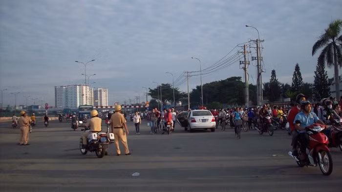 Lực lượng CSGT không cho các phương tiện ra vào khu vực cháy