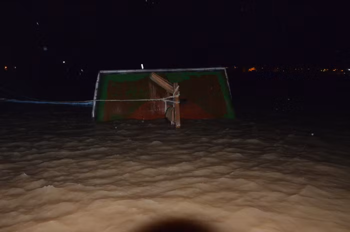 Phần mũi tàu nhô lên khỏi mặt nước Phần mũi tàu nhô lên khỏi mặt nước