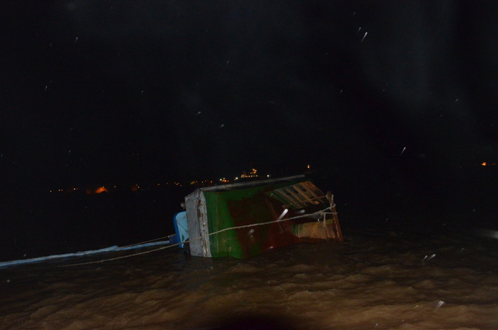 Tàu bị nạn phải dùng dây để giữ cho khỏi trôi Tàu bị nạn phải dùng dây để giữ cho khỏi trôi