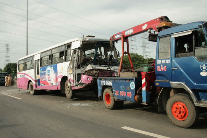 Chiếc xe khách bị biến dạng phần đầu sau cú đâm Chiếc xe khách bị biến dạng phần đầu sau cú đâm