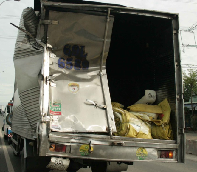 Chiếc xe tải bị méo phần đuôi