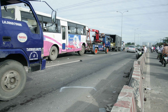 Nhiều dải phân cách bị bay ra khỏi hàng Nhiều dải phân cách bị bay ra khỏi hàng