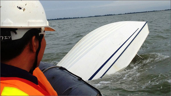 Phần nổi của chiếc ca nô bị chìm.(ảnh do Việt Nam MRCC cung cấp) - VOV Phần nổi của chiếc ca nô bị chìm.(ảnh do Việt Nam MRCC cung cấp) - VOV