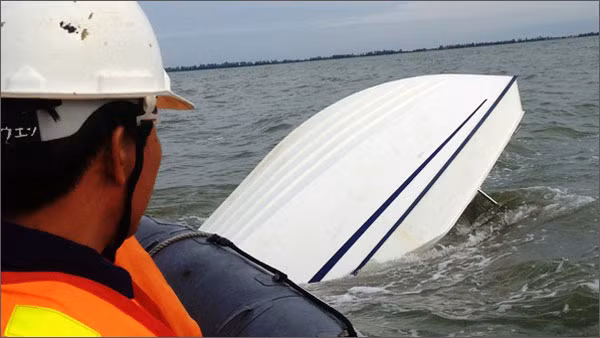 Phần nổi của chiếc ca nô bị chìm.(ảnh do Việt Nam MRCC cung cấp) - VOV