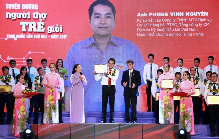Phó Chủ tịch Tổng Liên đoàn Lao động Việt Nam Trần Văn Thuật và Trưởng Ban Dân vận Thành ủy TP HCM Nguyễn Thị Lệ trao biểu trưng “Người thợ trẻ giỏi” và hoa cho anh Phùng Vĩnh Nguyên - Công nhân Lắp ráp Công ty TNHH MTV Dịch vụ Cơ khí Hàng hải PTSC, ảnh nguồn Tập đoàn Dầu khí. Phó Chủ tịch Tổng Liên đoàn Lao động Việt Nam Trần Văn Thuật và Trưởng Ban Dân vận Thành ủy TP HCM Nguyễn Thị Lệ trao biểu trưng “Người thợ trẻ giỏi” và hoa cho anh Phùng Vĩnh Nguyên - Công nhân Lắp ráp Công ty TNHH MTV Dịch vụ Cơ khí Hàng hải PTSC, ảnh nguồn Tập đoàn Dầu khí.