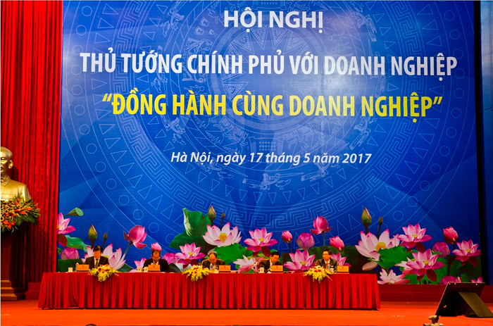 Các thành viên Chính phủ điều hành Hội nghị Thủ tướng với doanh nghiệp năm 2017 (Từ trái qua phải: Phó Thủ tướng Trịnh Đình Dũng, Phó Thủ tướng Thường trực Trương Hòa Bình, Thủ tướng Nguyễn Xuân Phúc, Phó Thủ tướng Vương Đình Huệ, Phó Thủ tướng Vũ Đức Đam) - ảnh: H.Lực