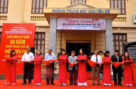 Các vị đại biểu cắt băng khai mạc Trưng bày chuyên đề: “Tranh cổ động trong kháng chiến chống thực dân Pháp 1946-1954”.