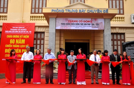 Các vị đại biểu cắt băng khai mạc Trưng bày chuyên đề: “Tranh cổ động trong kháng chiến chống thực dân Pháp 1946-1954”.