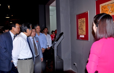 Các vị đại biểu thăm quan các hiện vật được trưng bày.