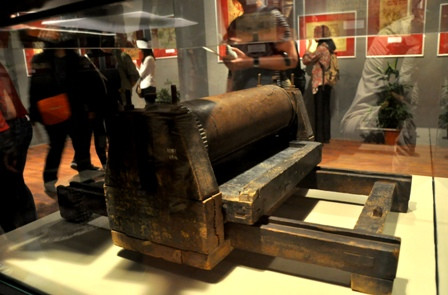 Trong hàng trăm các hiện vật trưng bày còn có các máy in là công cụ xuất bản tranh cổ động trong thời gian đó.