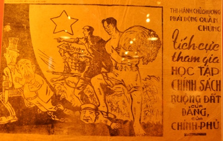 Tranh cổ động, tuyên truyền văn nghệ tỉnh Bắc Cạn cổ động nhân dân thực thi chính sách ruộng đất của Đảng và Nhà nước.