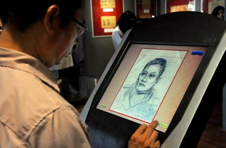 Người xem còn được xem tranh cổ động, ký họa… trên màn hình điện tử.