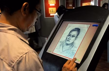 Người xem còn được xem tranh cổ động, ký họa… trên màn hình điện tử.