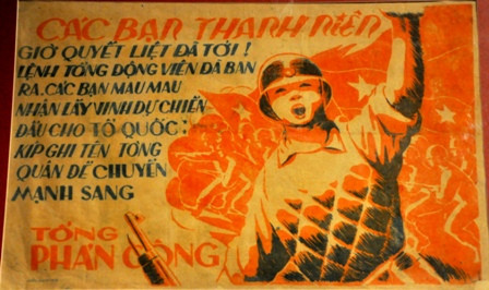 Tranh cổ động, tuyên truyền văn nghệ tỉnh Tuyên Quang phát hành, cổ động thanh niên hăng hái tòng quân thực hiện nhiệm vụ tổng phản công.