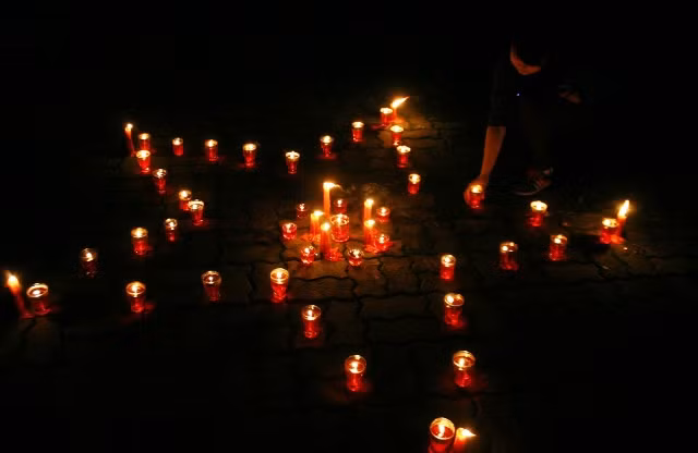 Chiến thắng Điện Biên Phủ 60 năm trước đã lần đầu tiên đưa quân đội của một nước thuộc địa châu Á đánh thắng bằng quân sự một quân đội của một cường quốc châu Âu. Chiến thắng Điện Biên Phủ 60 năm trước đã lần đầu tiên đưa quân đội của một nước thuộc địa châu Á đánh thắng bằng quân sự một quân đội của một cường quốc châu Âu.