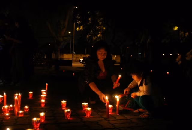 Cùng với lòng biết ơn của cả dân tộc về những đóng góp của Đại tướng, nhiều nhiều hơn nữa những ngọn nến tri ân lại được sáng rực lên. Cùng với lòng biết ơn của cả dân tộc về những đóng góp của Đại tướng, nhiều nhiều hơn nữa những ngọn nến tri ân lại được sáng rực lên.