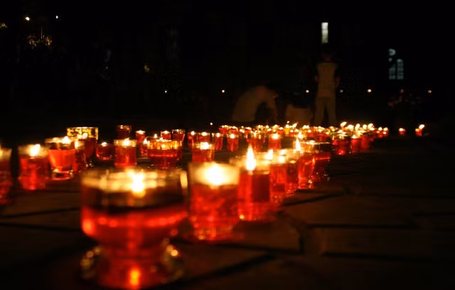 Mỗi ngọn nến là một niềm tin rực sáng về tình yêu của thế hệ trẻ gửi đến Đại tướng. Mỗi ngọn nến là một niềm tin rực sáng về tình yêu của thế hệ trẻ gửi đến Đại tướng.