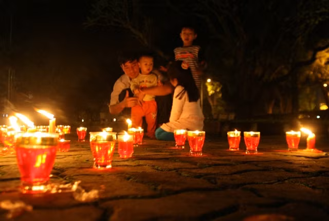 Những em nhỏ chưa một lần gặp người cũng thắp nến cùng cha mẹ để tưởng nhớ công ơn người. Những em nhỏ chưa một lần gặp người cũng thắp nến cùng cha mẹ để tưởng nhớ công ơn người.