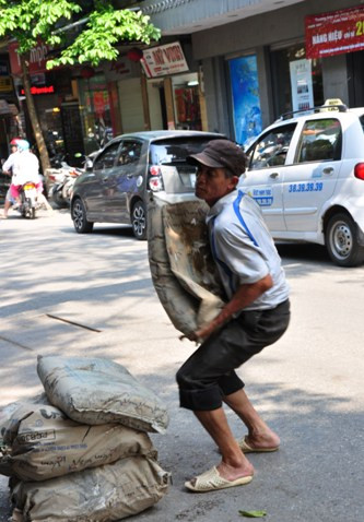 Còn với những người lao động, sự nhọc nhằn cũng được gia tăng.