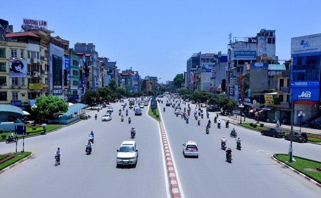 Giao thông Thủ đô thông thoáng trong giờ cao điểm buổi trưa nay.