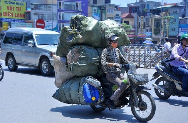 Nỗi vất vả được nhân lên gấp bội lần đối với những người thường xuyên phải lưu thông trên đường.