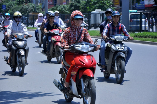 Đón cái nắng ngay từ đầu giờ sáng, nhiều người dân đã tỏ ra mệt mỏi trước sự chuyển biến thời tiết này.