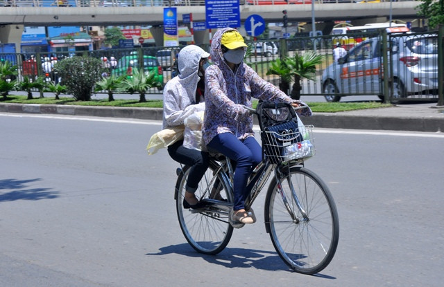 Là cái nắng đầu mùa sau chuỗi ngày mưa ẩm nhưng lại khiến cho mọi người ngột ngạt.