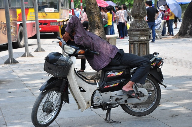 Giấc ngủ trưa của một bác xe ôm trên phố.