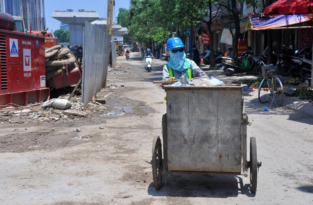 Các công nhân môi trường cũng bịt kín mít để thực hiện công việc của mình.