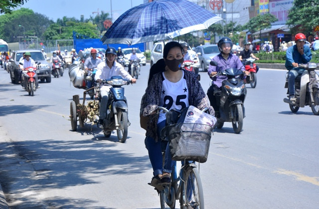 Đến giờ trưa, cái nắng trở lên gay gắt nhất. Mọi hoạt động sinh hoạt của người dân đều gặp khó khăn.
