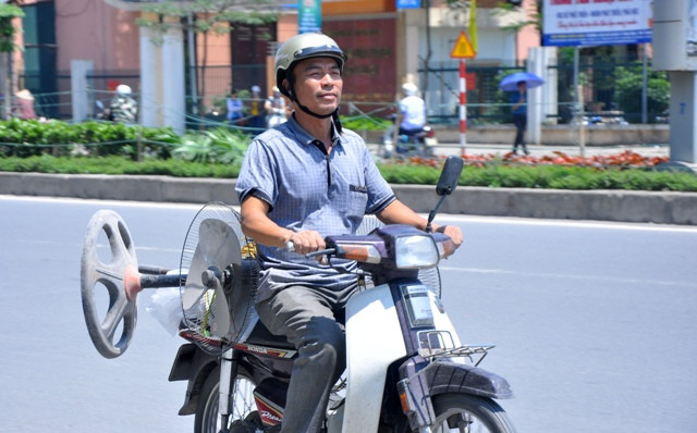 Cái nắng chói chang như thiêu như đốt…