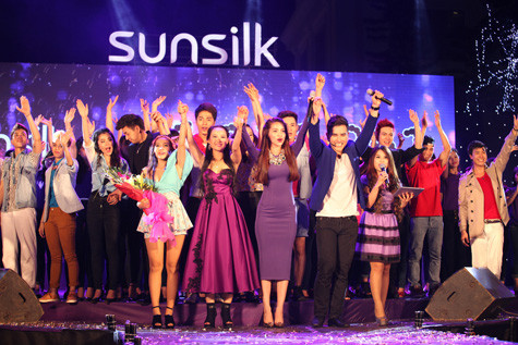 Và quả thực sự chờ đợi đó hoàn toàn xứng đáng khi sự xuất hiện bất ngờ của Hà Hồ hay hình ảnh của quán quân “Ngôi Sao Việt” là Mây lúc đã trưởng thành đã làm bùng nổ sân khấu, khán giả phấn khích hò reo cổ vũ.