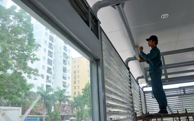 Theo một công nhân đang thi công tại nhà chờ cho biết, đến cuối tuần này, phần thô của nhà chờ sẽ hoàn thiện. Theo một công nhân đang thi công tại nhà chờ cho biết, đến cuối tuần này, phần thô của nhà chờ sẽ hoàn thiện.