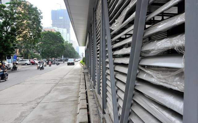 Nhà chờ hiện đại này còn được ốp vách kính cường lực, đáp ứng lưu lượng khách lớn, bảo đảm an toàn, tiện nghi cho khách đi xe, phù hợp đặc thù giao thông trên các tuyến phố Hà Nội. Nhà chờ hiện đại này còn được ốp vách kính cường lực, đáp ứng lưu lượng khách lớn, bảo đảm an toàn, tiện nghi cho khách đi xe, phù hợp đặc thù giao thông trên các tuyến phố Hà Nội.