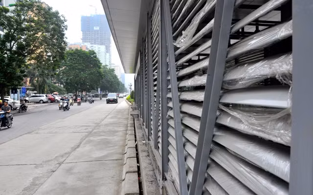 Nhà chờ hiện đại này còn được ốp vách kính cường lực, đáp ứng lưu lượng khách lớn, bảo đảm an toàn, tiện nghi cho khách đi xe, phù hợp đặc thù giao thông trên các tuyến phố Hà Nội.