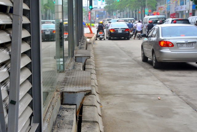 Cốt nền nhà chờ được tôn cao, tạo độ bằng phẳng với sàn xe buýt giúp hành khách tiếp cận dễ dàng hơn so với xe buýt truyền thống. Đặc biệt, lối lên xuống nhà chờ cũng được thiết kế để hỗ trợ người tàn tật, khiếm thị. Cốt nền nhà chờ được tôn cao, tạo độ bằng phẳng với sàn xe buýt giúp hành khách tiếp cận dễ dàng hơn so với xe buýt truyền thống. Đặc biệt, lối lên xuống nhà chờ cũng được thiết kế để hỗ trợ người tàn tật, khiếm thị.