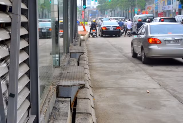 Cốt nền nhà chờ được tôn cao, tạo độ bằng phẳng với sàn xe buýt giúp hành khách tiếp cận dễ dàng hơn so với xe buýt truyền thống. Đặc biệt, lối lên xuống nhà chờ cũng được thiết kế để hỗ trợ người tàn tật, khiếm thị.