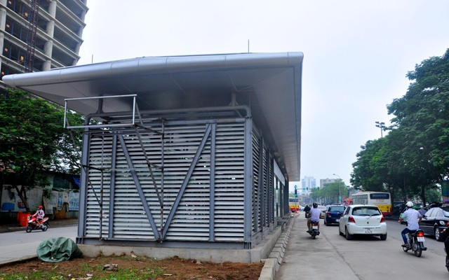 Toàn bộ kiến trúc công trình nhà chờ được thiết kế hiện đại, khung mái và cột bằng kết cấu thép, hình thức đơn giản, hài hòa kiến trúc của tuyến giao thông của Thủ đô. Toàn bộ kiến trúc công trình nhà chờ được thiết kế hiện đại, khung mái và cột bằng kết cấu thép, hình thức đơn giản, hài hòa kiến trúc của tuyến giao thông của Thủ đô.