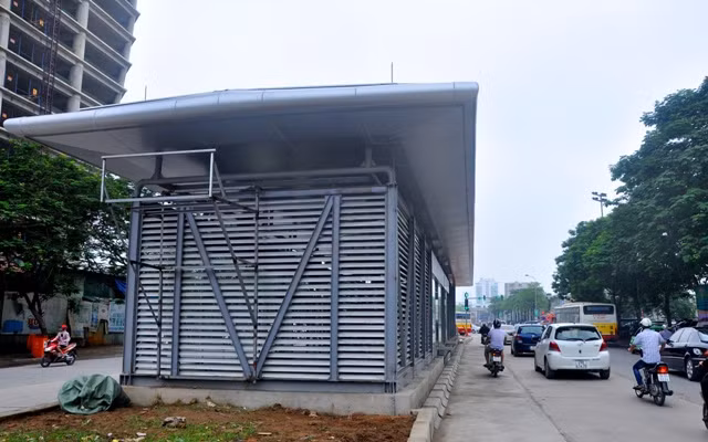 Toàn bộ kiến trúc công trình nhà chờ được thiết kế hiện đại, khung mái và cột bằng kết cấu thép, hình thức đơn giản, hài hòa kiến trúc của tuyến giao thông của Thủ đô.