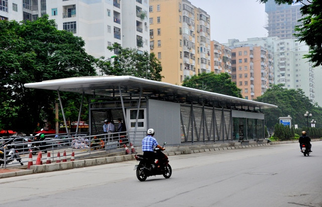 Nhà chờ của tuyến xe buýt nhanh là điểm đón trả khách tham gia giao thông theo tuyến Kim Mã – Giảng Võ – Láng Hạ - Lê Văn Lương kéo dài – Lê Trọng Tấn – Quang Trung – bến xe Yên Nghĩa, gồm ba loại với quy mô diện tích 129 m2, 113 m2 và 99 m2. Nhà chờ của tuyến xe buýt nhanh là điểm đón trả khách tham gia giao thông theo tuyến Kim Mã – Giảng Võ – Láng Hạ - Lê Văn Lương kéo dài – Lê Trọng Tấn – Quang Trung – bến xe Yên Nghĩa, gồm ba loại với quy mô diện tích 129 m2, 113 m2 và 99 m2.