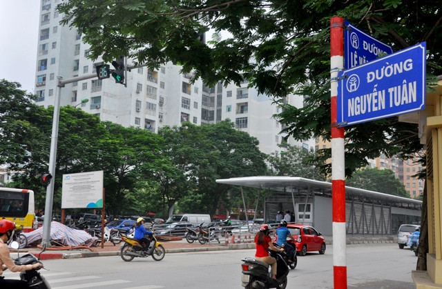 Nhà chờ xe buýt mẫu đầu tiên nằm trong chuỗi nhà chờ của tuyến xe buýt nhanh do Ban quản lý dự án Đầu tư phát triển giao thông đô thị (Sở GTVT Hà Nội) triển khai mang tên gọi “Trạm Nguyễn Tuân”, được xây dựng trên dải phân cách tại ngã tư đường Hoàng Minh Giám và Lê Văn Lương với đầy đủ công năng theo chuẩn quốc tế. Nhà chờ xe buýt mẫu đầu tiên nằm trong chuỗi nhà chờ của tuyến xe buýt nhanh do Ban quản lý dự án Đầu tư phát triển giao thông đô thị (Sở GTVT Hà Nội) triển khai mang tên gọi “Trạm Nguyễn Tuân”, được xây dựng trên dải phân cách tại ngã tư đường Hoàng Minh Giám và Lê Văn Lương với đầy đủ công năng theo chuẩn quốc tế.