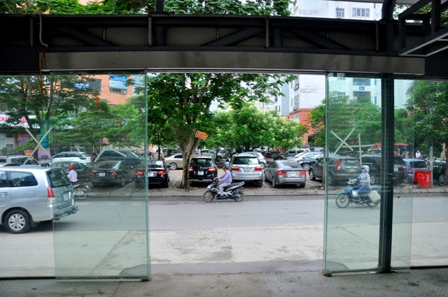 Những lan sắt làm tường bao tạo sự thông thoáng cho nhà chờ xe buýt này. Những lan sắt làm tường bao tạo sự thông thoáng cho nhà chờ xe buýt này.