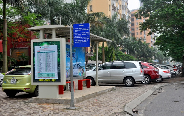 So sánh với những điểm xe buýt cũ, điểm xe buýt hiện đại có giá triệu đô này đang được nhiều người cho là lãng phí trong thời điểm kinh tế khó khăn như hiện nay. So sánh với những điểm xe buýt cũ, điểm xe buýt hiện đại có giá triệu đô này đang được nhiều người cho là lãng phí trong thời điểm kinh tế khó khăn như hiện nay.