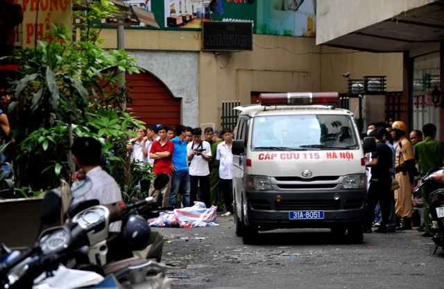 Tới 15h25 phút, xác nạn nhân đã được đưa đi.
